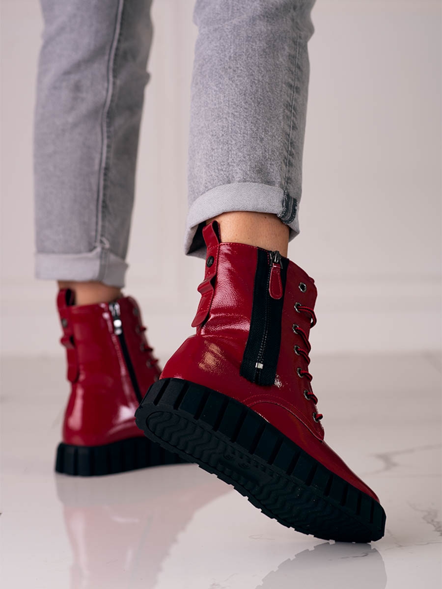 Originální  kotníčkové boty dámské červené na plochém podpatku